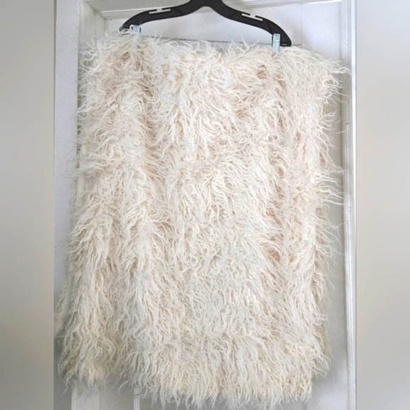 Cream color Faux fur flokati throw blanket. 50x60 inches - Picture 1 of 5
